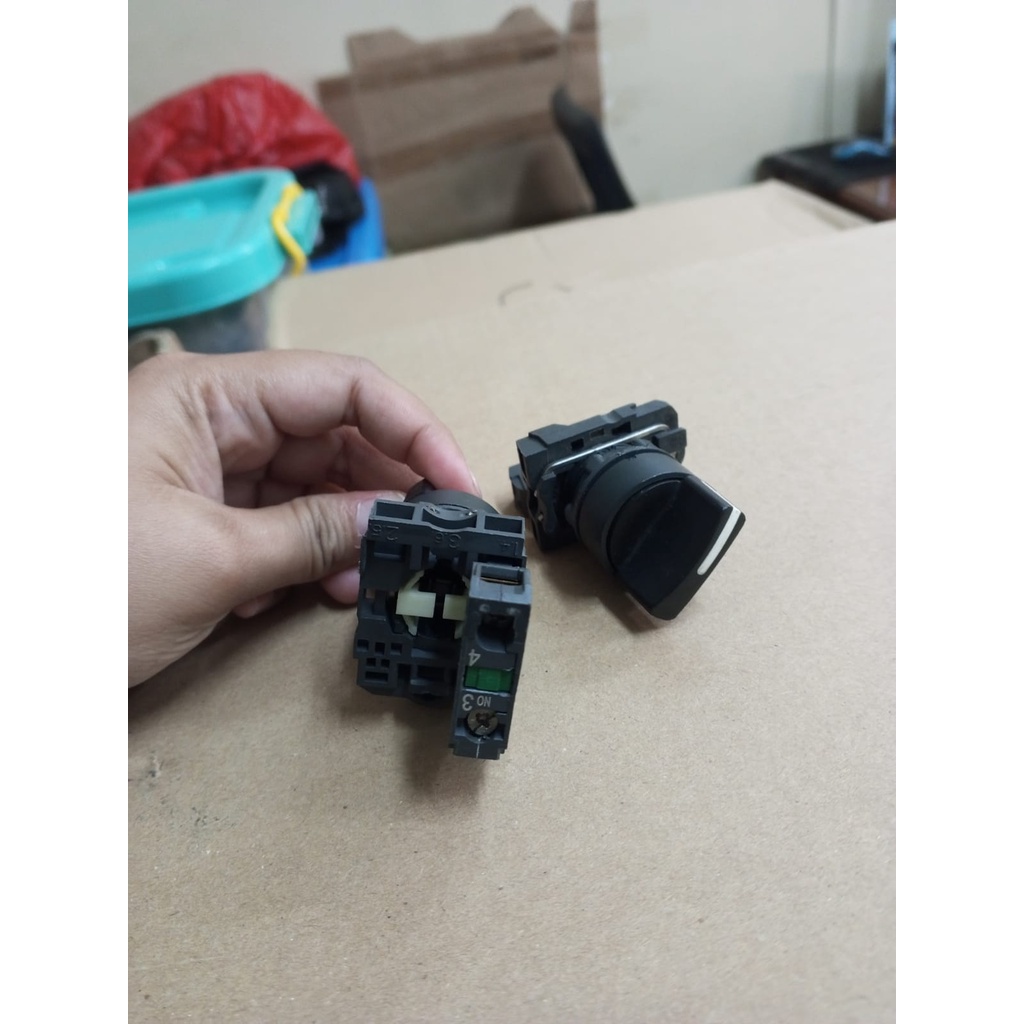 Schneider Electric 2-Position Stay ใส่สวิตช์เลือก 1NO XB5AD21