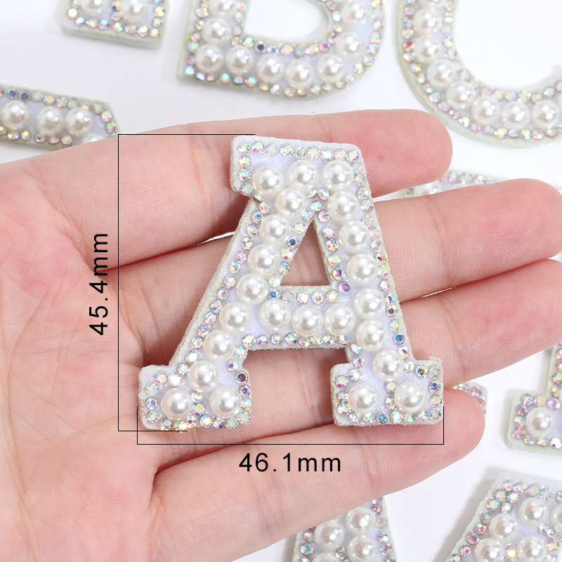 แผ่นแพทช์ รูปตัวอักษรภาษาอังกฤษ ประดับไข่มุก พลอยเทียม DIY สําหรับตกแต่งเสื้อผ้า หมวก กระเป๋า 26 ชิ้น