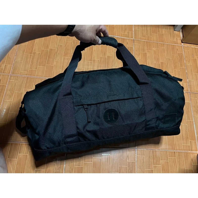 กระเป๋าหิ้ว พร้อมสายสะพายทรงหมอน NIXON