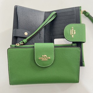 💚กระเป๋าสตางค์ใบกลาง NEW COACH TECH WALLETสี Kelly GREEN💚💚 สวยมาก ใครหาสีถูกโฉลกจัดไปเลยค่ะ