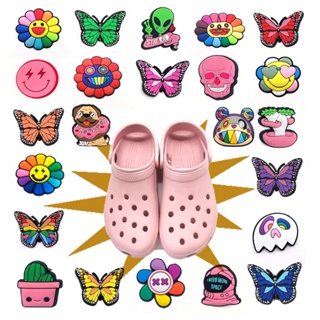 ขายดี หัวเข็มขัด PVC ลายการ์ตูนผีเสื้อ ดอกทานตะวัน สําหรับตกแต่งรองเท้า Crocs Jibbitz 24 ชิ้น