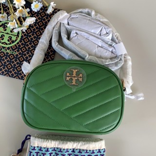 (ผ่อน0%) กระเป๋าสะพายข้าง  TORY BURCH KIRA CHEVRON SMALL CAMERA BAG 60227  7นิ้ว หนังแกะ สีเขียว