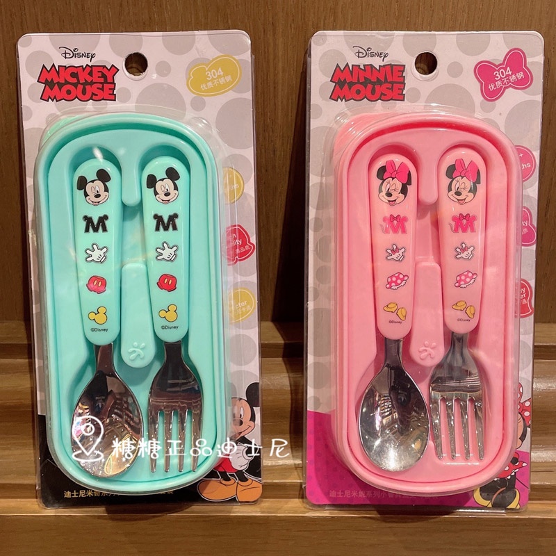 ✅พร้อมส่งในไทย✅ชุดช้อนส้อมเด็ก ชุดช้อนส้อมเด็กพกพาพร้อมกล่อง，เคาน์เตอร์ ชุดช้อนส้อมนักเรียน ของแท้ Disney 304 สแตนเลส พร้อมกล่องเก็บอาหารสำหรับผู้ชายและผู้หญิง