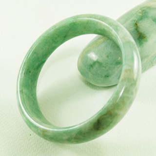 กำไลข้อมือหยกวงใหญ่ หายาก สีเขียวอมขาว รูปทรงท้องปลิง วงใน 67 มม. สีและลายสวยตามธรรมชาติ ควรค่าแก่การครอบครอง หยกแท้100%