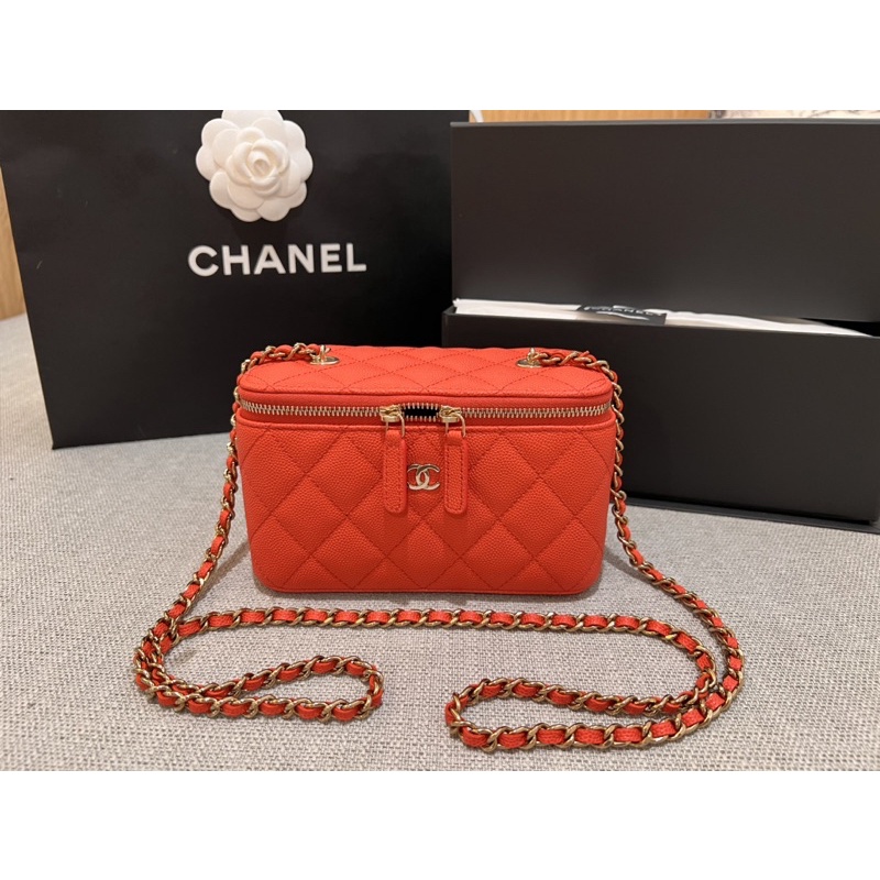 กระเป๋าสะพาย Chanel Vanity bag with chain สีแดงหนังพิมพ์ลายคาเวียร์ ราคา 115,000 บาท