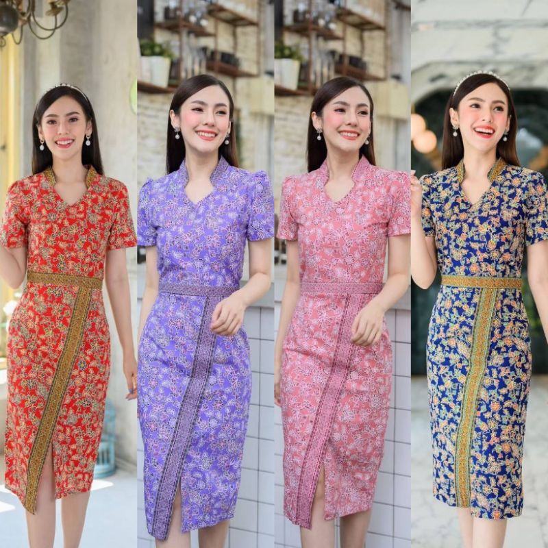 ชุดเดรสผ้า​พิมพ์ลายปาเต๊ะมีซับในทั้งชุดซิปซ่อนด้านหลังผ่าชายกระโปรง​ด้านหน้าให้เพื่อความสะดวกในการเดิน