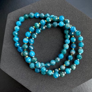 กำไลหินแท้ บลู อะพาไทต์คั่นเฮมาไทต์ (Blue Apatite with Hematite) เจียรขนาด 6mm