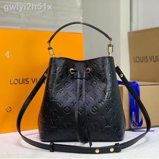 ✕◕Louis Vuitton ของแท้ M44022 หนังสีดำ LV นูนกระเป๋า messenger กระเป๋าถือถัง