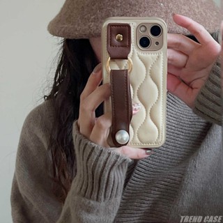 INS หรูหรา Lattice Pearl สายรัดข้อมือเคสโทรศัพท์สําหรับ iPhone 17 16 15 14 13 Pro Max 14Plus เคสซิลิโคนอ่อนนุ่มฝาครอบป้องกัน