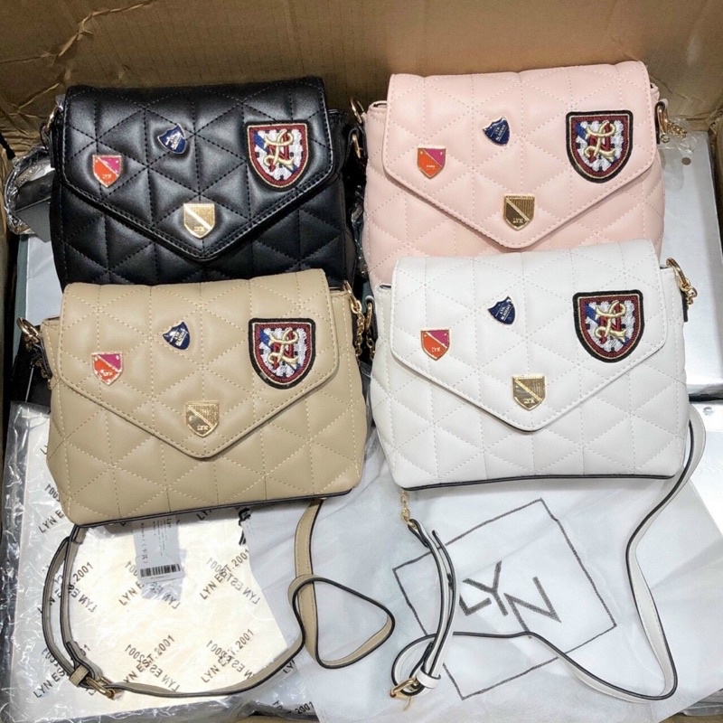 Lyn ACADEMIC Q Cross BAGs กระเป๋าถือสตรี