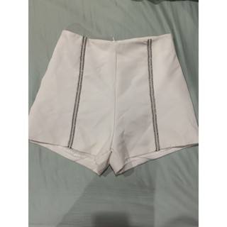 กางเกงขาสั้นสีขาว แต่งเพชรป้าย งานของแม่ค้าเอง ซื้อมาใส่ครั้งเดียว