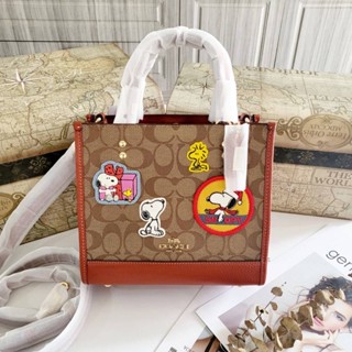 ถามก่อนสั่งนะคะบางทีหมดค่ะ Coach CE851 COACH X PEANUTS DEMPSEY TOTE 22