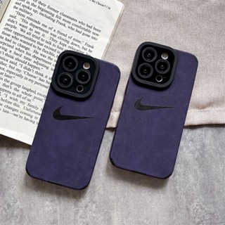 แฟชั่นบนท้องถนน NIKE เคสไอโฟน 14 Pro Max iphone 13 Pro Max 12 11 Pro Max XS MAX XR XS X 7Plus 8Plus + Case ใหม่ หนัง เรียบง่าย สีม่วงเข้ม ป้องกันการตก นุ่ม TPU เคส