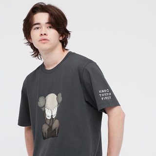 Uniblo เสื้อยืด คอกลม แขนสั้น พิมพ์ลาย KAWS สําหรับเด็กผู้ชาย ผู้หญิง 446311/446312