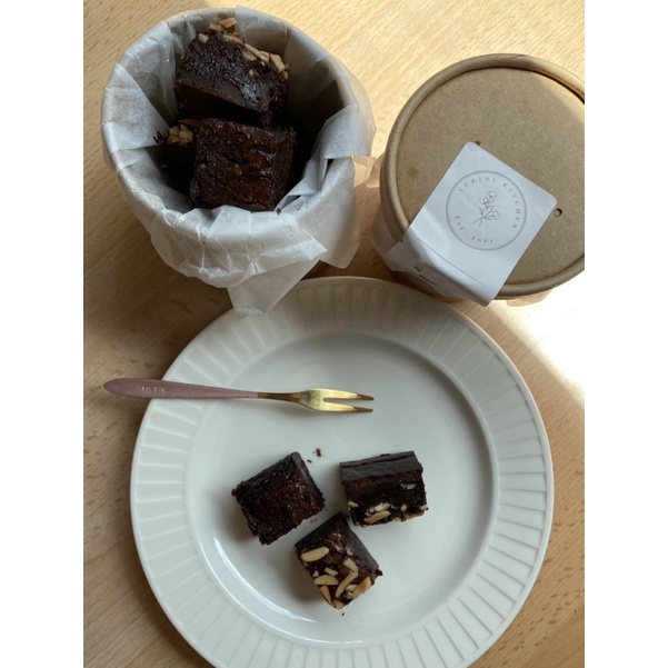 Dark Fudge Brownie cube ฟัจด์บราวนี่เข้มข้นเนื้อแน่น