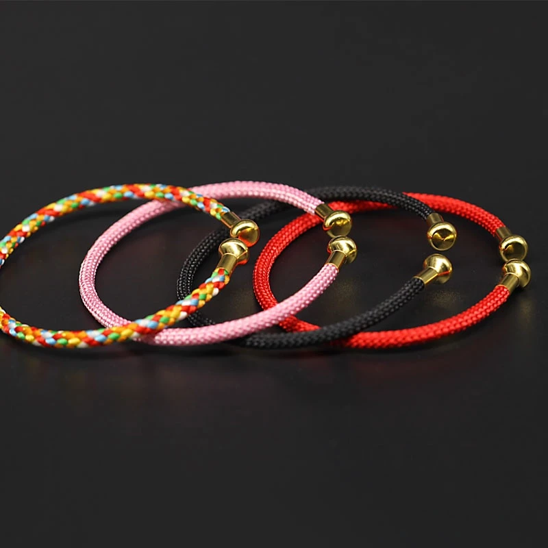 สร้อยข้อมือรูปตัว C แบบเปิด ประดับลูกปัด สีแดงและสีทอง thumbnail 4