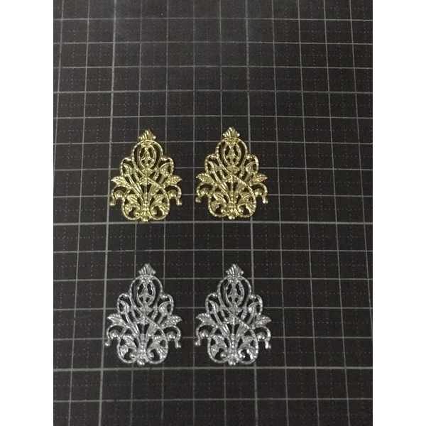 KHMรหัส164แผ่นโลหะฉลุสีทองสีเงินขนาดเล็ก 3.5*2.6ซม. 2 ชิ้น 14 บาท