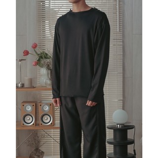 FW22/02 Open-Shoulder Longsleeved T in Black | เสื้อยืดแขนยาว เปิดไหล่แบบกระดุม สีดำ