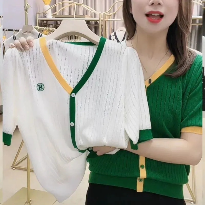 [40-90 กก.] จดหมายเย็บปักถักร้อยกลวงฤดูร้อนถักเสื้อยืดแขนสั้นคอวีสไตล์ตะวันตกผ้าไหมน้ําแข็งด้านบนทุกการแข่งขัน ผอมลง ดู