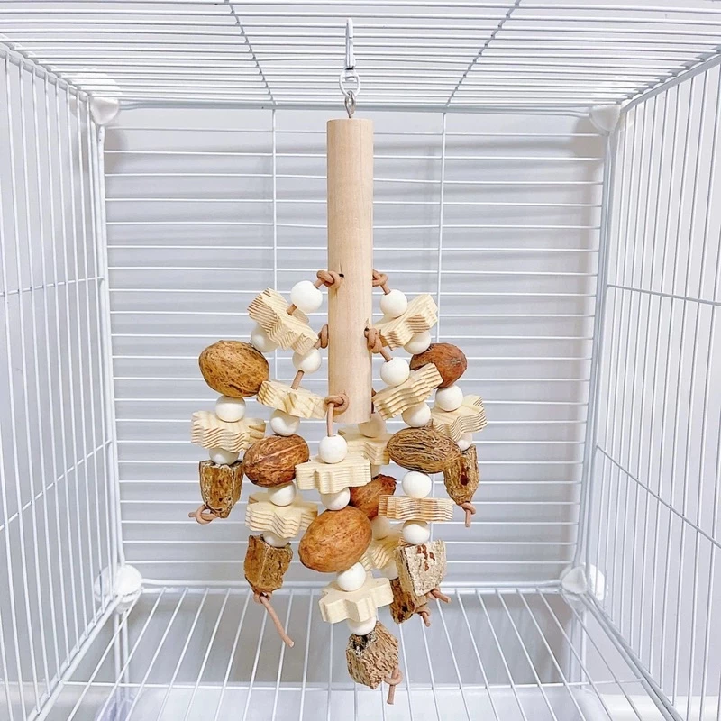 B-36 ของเล่นหัดกัดแทะสำหรับนกแก้ว วัสดุทำจากไม้และถั่วธรรมชาติ 28*12cm