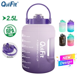 Quifit ขวดน้ําพลาสติก ปากกว้าง 2.5 ลิตร พร้อมฝาหลอด และที่มาร์กเวลาแรงบันดาลใจใหม่ ปลอด BPA พร้อมที่จับ สําหรับเล่นกีฬา ยิม กลางแจ้ง