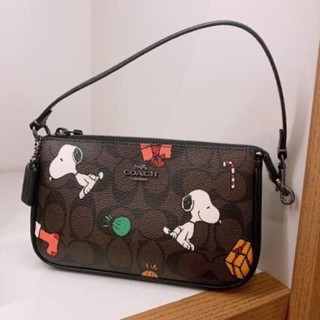 พร้อมส่ง แท้ 🇺🇸💯% New Coach มินิพอช COACH X PEANUTS NOLITA 19 IN SIGNATURE CANVAS WITH SNOOPY PRESENTS PRINT (CE707)