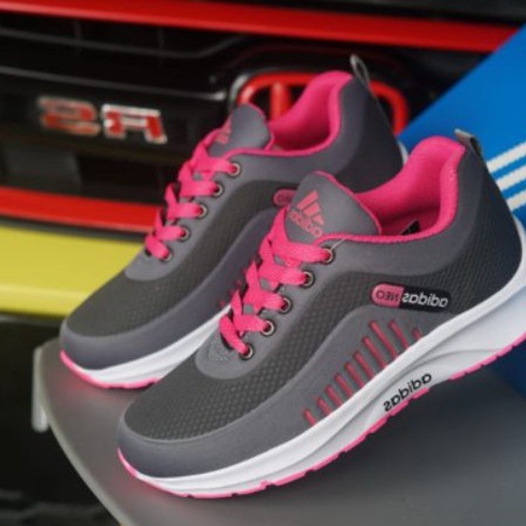 รองเท้ากีฬา Adidas และผู้ชายและผู้หญิง