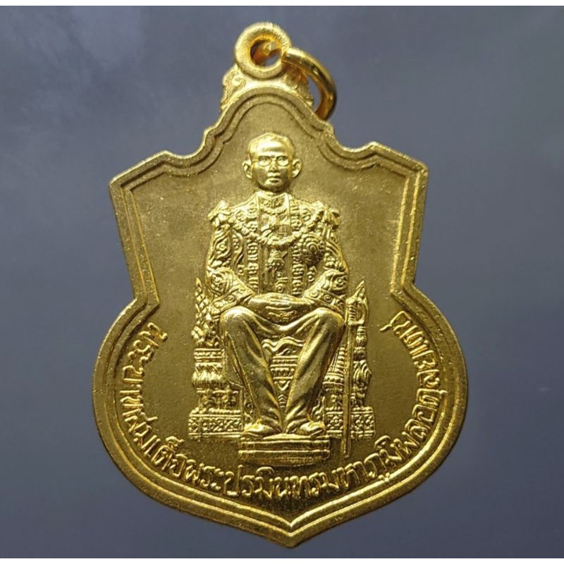 เหรียญเสมา (อาร์ม)ในหลวง ร9 รัชกาลที่9 รุ่น นั่งบัลลังก์ กาหลั่ยทอง เดิมๆ ปี2539 รับประกันแท้ #จี้เหรียญ #เหรียญที่ระลึก