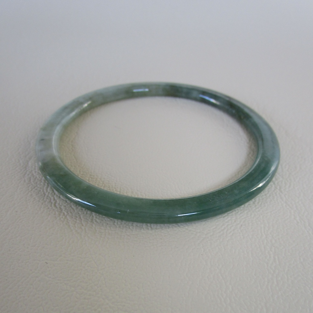 กำไลหยกพม่าJadeiteขนาดวงใน56.4mmกว้าง4.2mmสีเขียวสดปนสีขาวใสสวยงามสวมใส่ได้ทุกเพศ