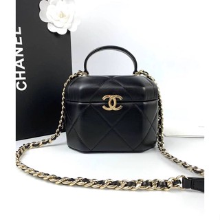 พร้อมส่ง New Chanel small Vanity case(Ori) 📌size 16.5x15.5x11.5 cm. 📌สินค้าจริงตามรูป งานสวยงาม งานหนังแท้