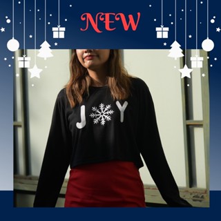 Threemore เสื้อครอปแขนยาวผู้หญิงผ้ายืดพิมพ์ลายจอย- JOY CROP สีดำ
