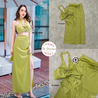 เซ็ตเสื้อคล้องคอแต่งห่วงตรงกลางผูกหลัง และกระโปรงยาวผ่าสูง (C137) Bt Studio