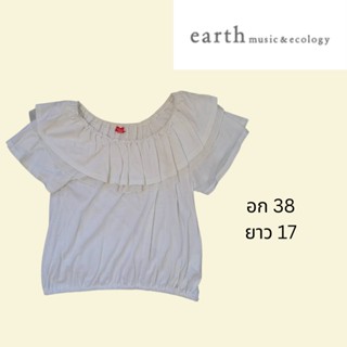 earth music &amp; ecology red label เสื้อคอกว้าง เสื้อเผิดไหล่ สีขาว ระบายคอและแขน เอวจั๊มป์ ไซส์ M