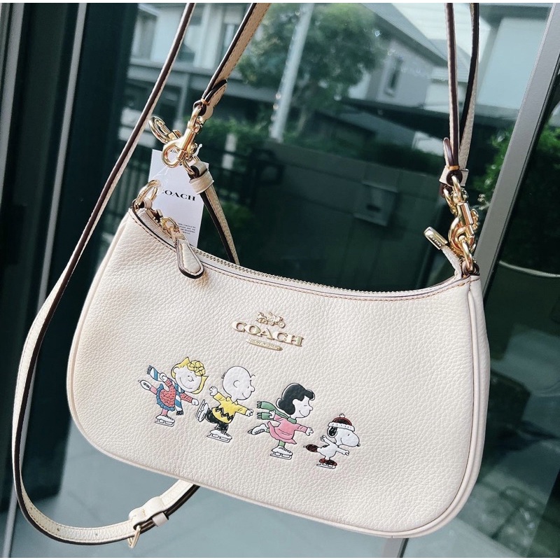🎀 (สด-ผ่อน) กระเป๋าสีขาว 2 สาย CE861 Coach  X Peanuts Teri Shoulder Bag With Snoopy And Friends Motif