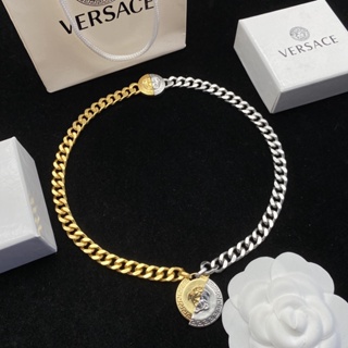 Versace สร้อยคอ สร้อยข้อมือ ตัวอักษร เหล็ก ต่างหู จี้ ไทเทเนียม แฟชั่นผู้หญิง ผู้ชาย ลําลอง หรูหรา เครื่องประดับชั้นสูง