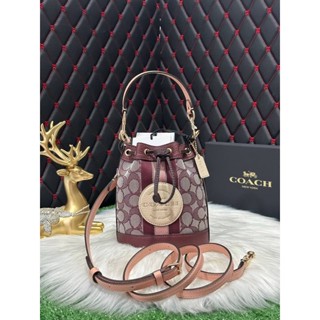 (ผ่อน0%) กระเป๋าสะพายข้าง 🔻Coach C8322 Mini Dempsey Bucket Bag ใบเล็กน่ารักมาก 🔻ขนาด 5 นิ้ว สีแดง wine ลายซี ทรงขนมจีบ