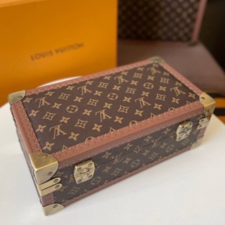 LOUIS VUITTON TRUNK AND TRAVEL 8 WATCH CASE in monogram ( ตัวแผ่นรองที่ใส่นาฬิกาสามารถเอาออกมาได้ )