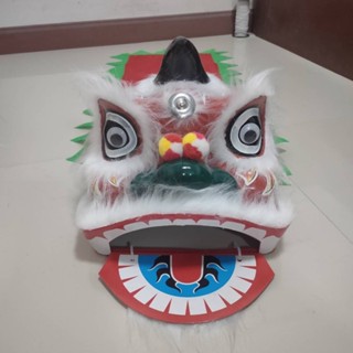 สิงโตเด็กเล่นสีขาวพร้อมหาง