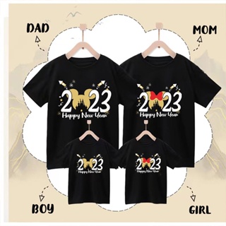 เสื้อยืด พิมพ์ลาย Mickey and Minnie Christmas Family 2023 Happy New Year Matching Daddy Mommy Sister Brother สําหรับครอบครัว