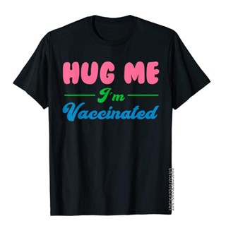 เสื้อยืดผ้าฝ้าย พิมพ์ลาย Hug Me IM Vaccinated Funny Vaccine สําหรับผู้ชาย