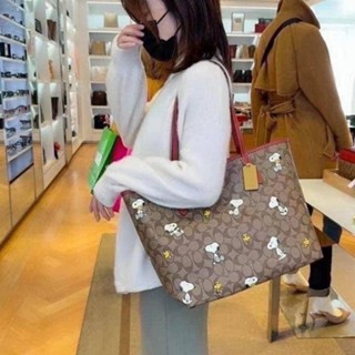 🎀 (สด-ผ่อน) กระเป๋า 17 นิ้ว CF166  X PEANUTS CITY TOTE IN SIGNATURE CANVAS WITH SNOOPY WOODSTOCK PRINT