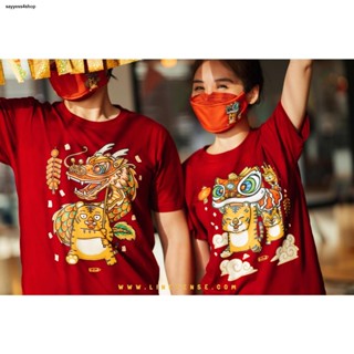 จัดส่งจากประเทศไทย☃☬" Year of the Tiger เสื้อยืดสีแดงลายปีขาล ลายพี่เสือเชิดสิงโตและเชิดมังกร ดีไซน์สุดพิเศษ by LineCens