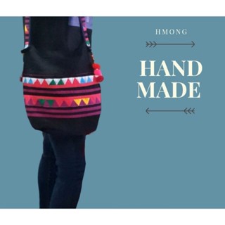 กระเป๋าผ้าแบบ cross body ปักผ้าเต๋าจิกมือ เย็บมือ ผ้าปักมือแท้ มีซับในและช่องซิบด้านในประดับด้วยพู่ปอมๆ