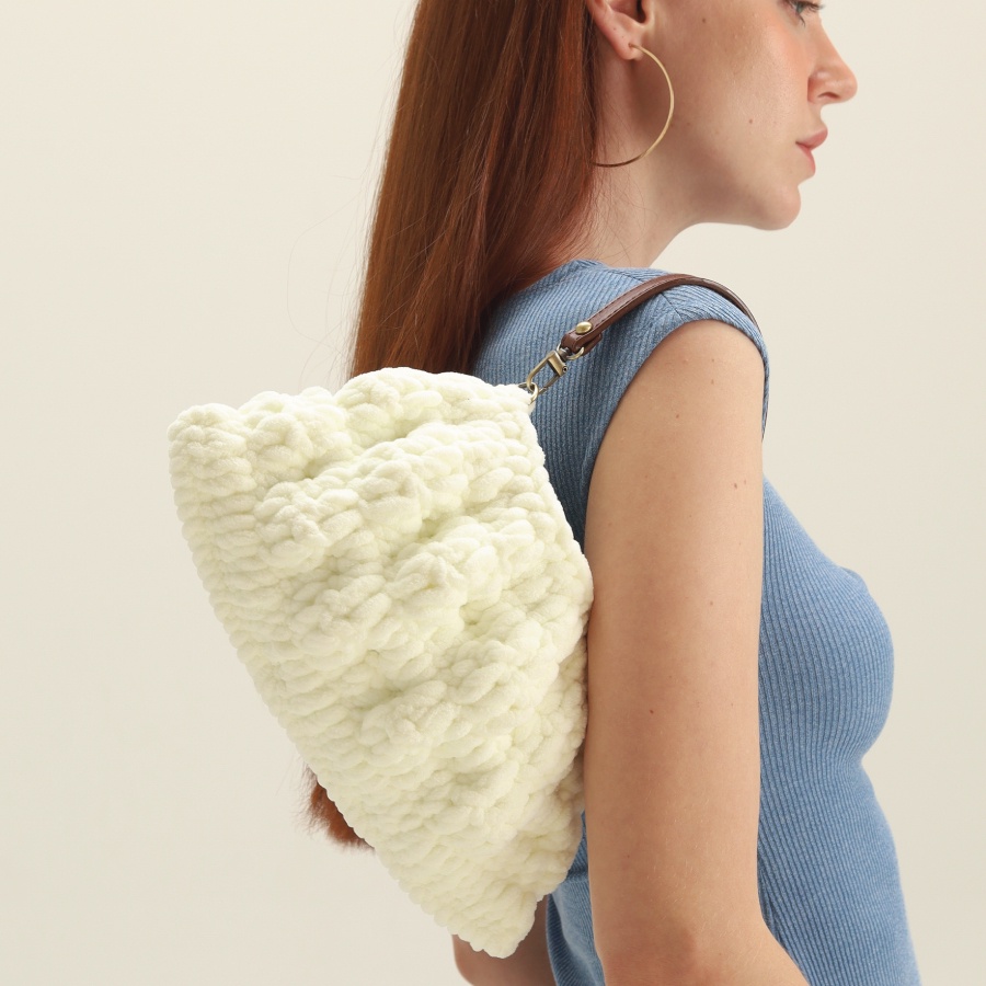 knitted fluffy yuyee bag 🥢