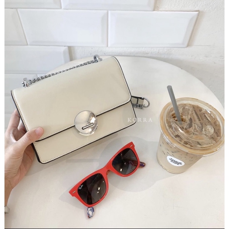 กระเป๋า KORRA สายโซ่เงินสีขาว