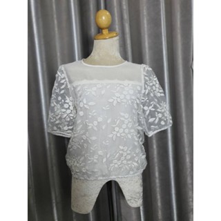 FF02308 เสื้อผ้ามือสอง สีขาว ลายปักดอกไม้นูน อก 35 นิ้ว