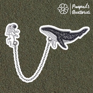 ʕ •ᴥ•ʔ ✿ พร้อมส่ง : เข็มกลัดโซ่ปลาวาฬและนักบินอวกาศ | Whale &amp; Astronaut Enamel Chain Brooch.