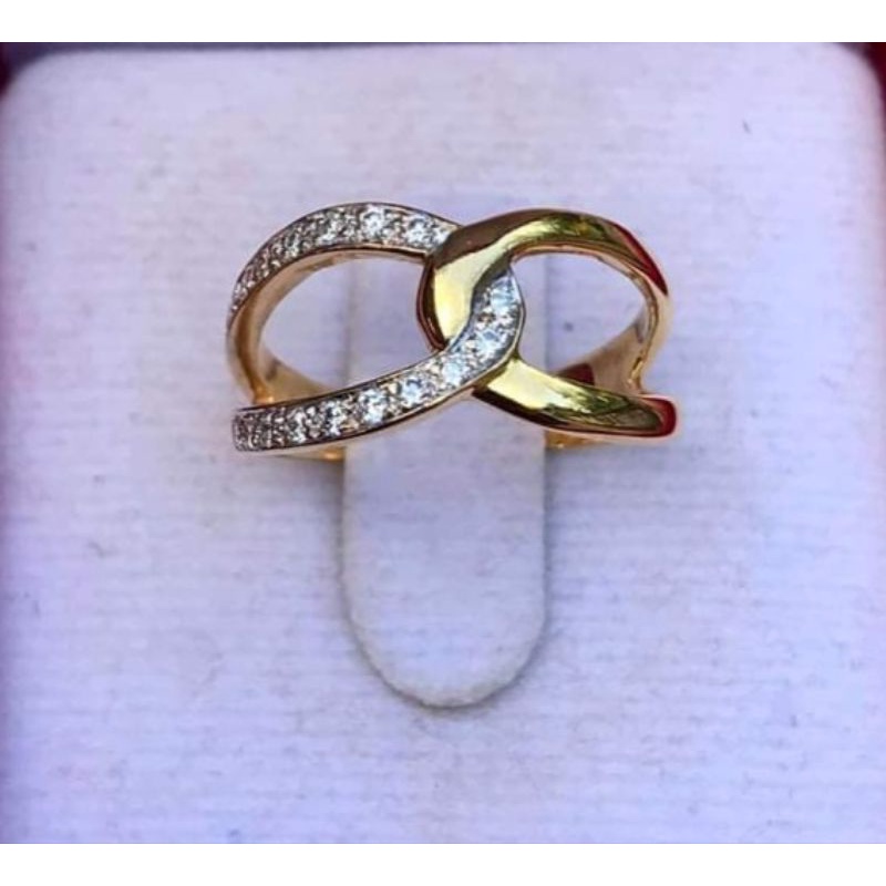 แหวนทองคำแท้ 18K ประดับเพชรแท้ขนาด 1 × 20 เม็ด รวม 20 ตังค์
น้ำหนัก 3.89 กรัม ไซส์ 51.5

ราคา 10,500.-