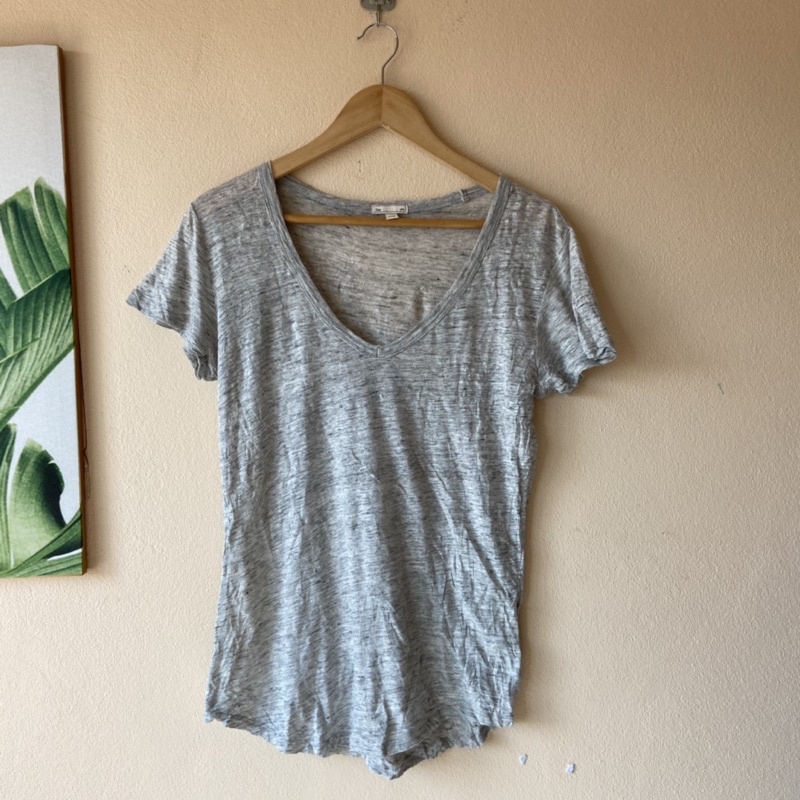 Gap เสื้อยืดผ้าบางคอวีสีเทา