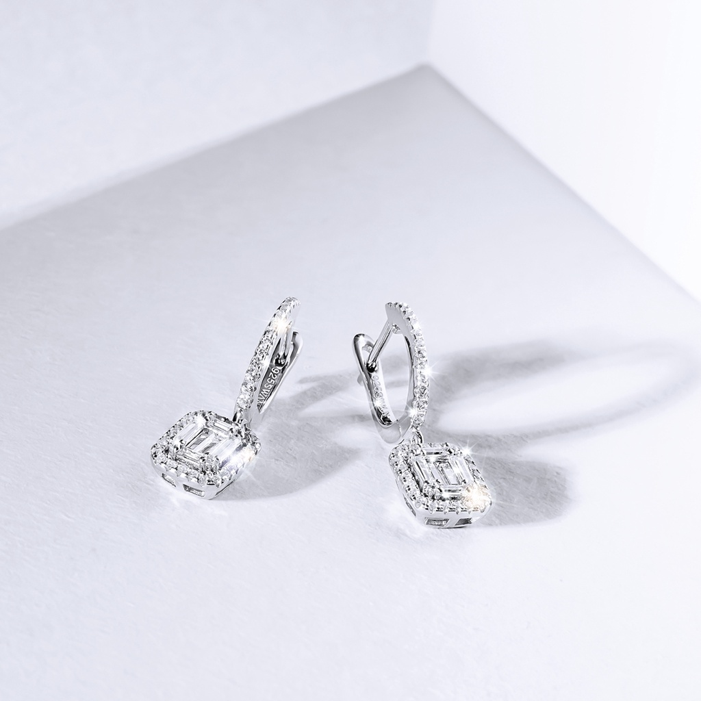SWAN - Emerald Halo Huggie Earring ต่างหูเงินแท้ ต่างหูทรงห้อย ฝังคิวบิกเซอร์โคเนีย cubic zirconia